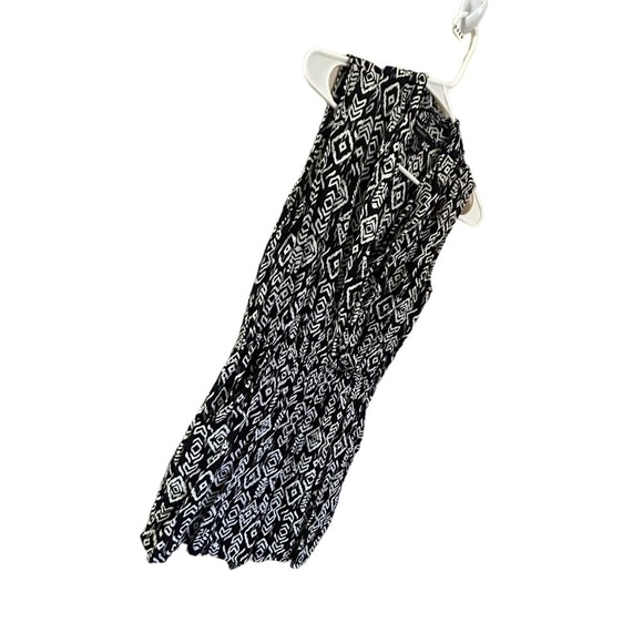 Forever 21 Black White Design Shorts Romper
• Used • Size: Small - Picture 2 of 8